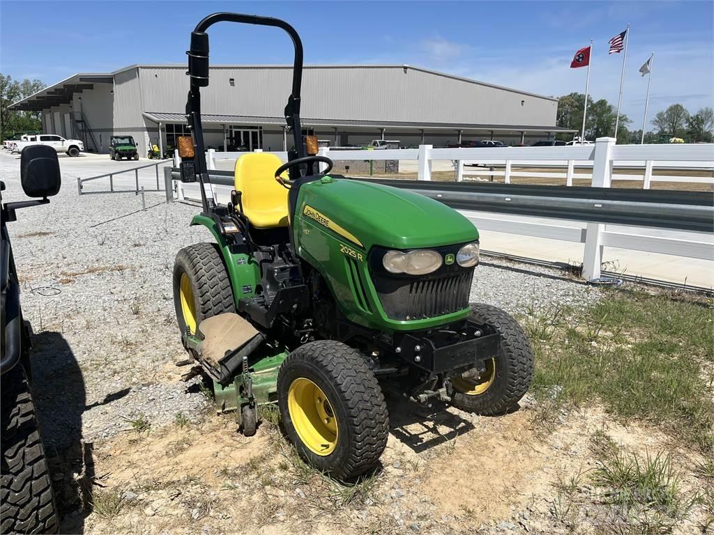 John Deere 2025R Трактори