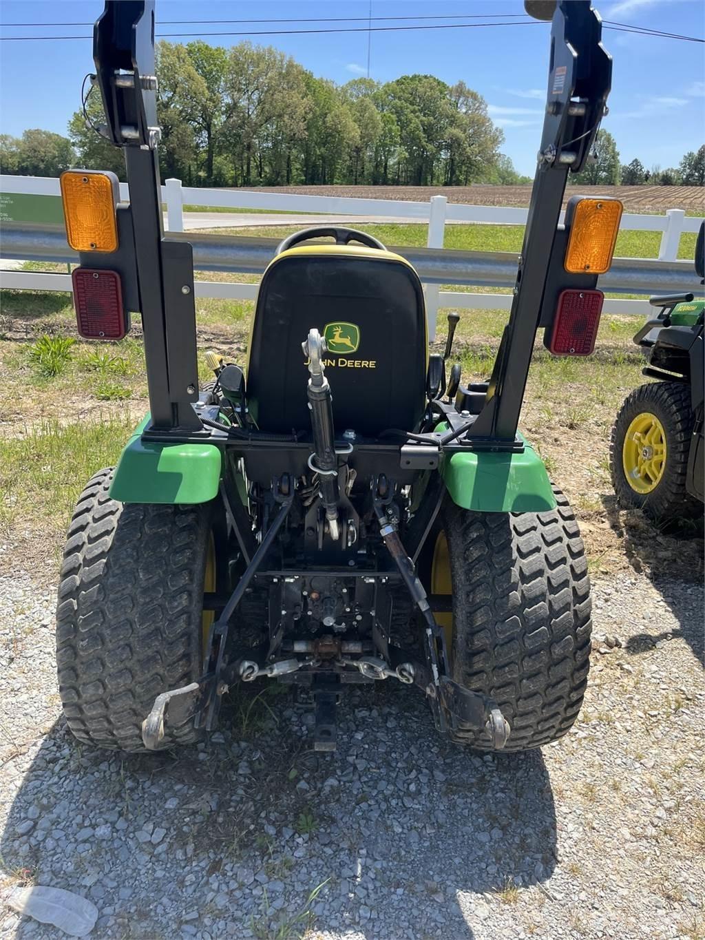 John Deere 2025R Трактори
