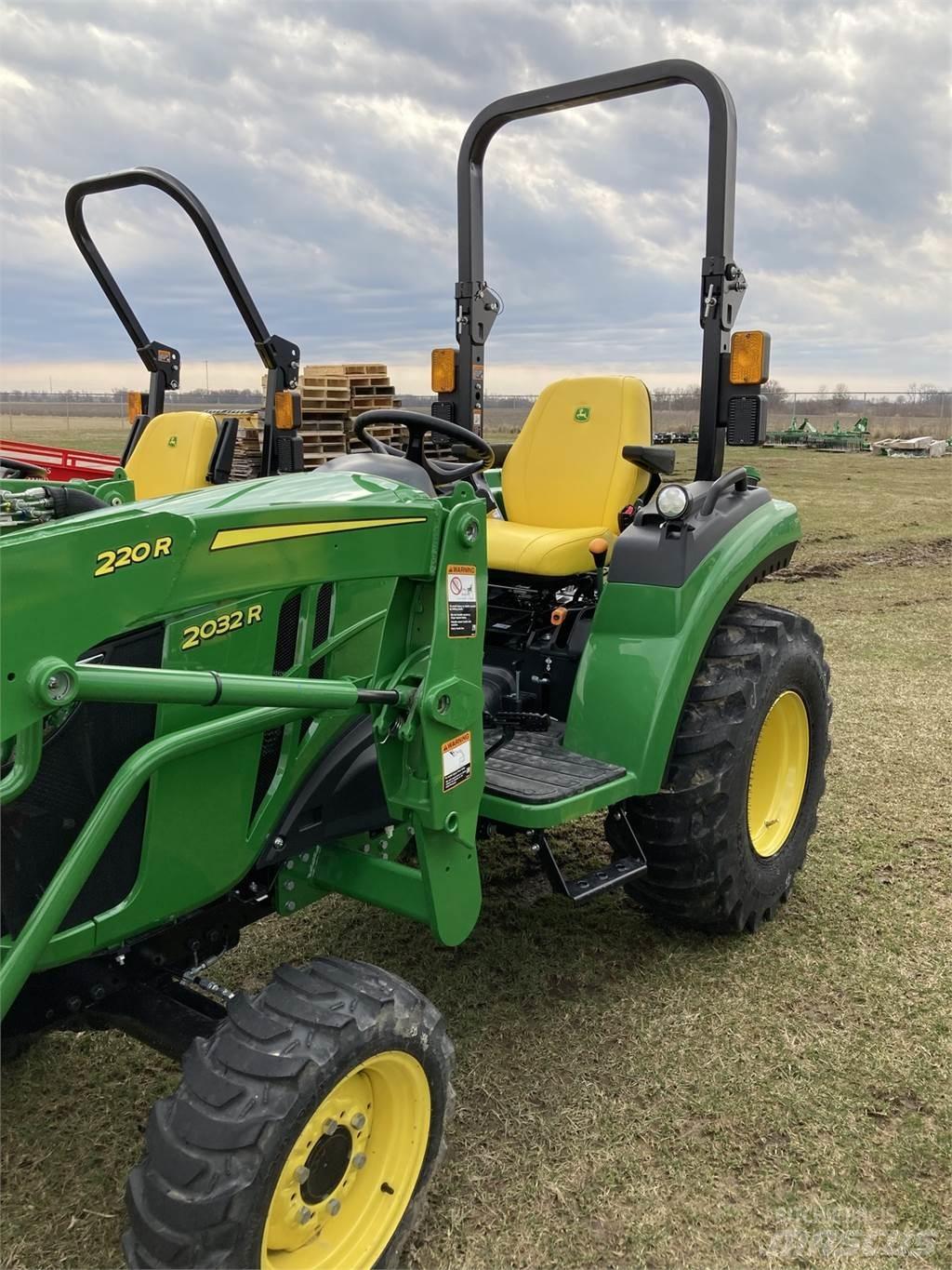 John Deere 2032R Трактори