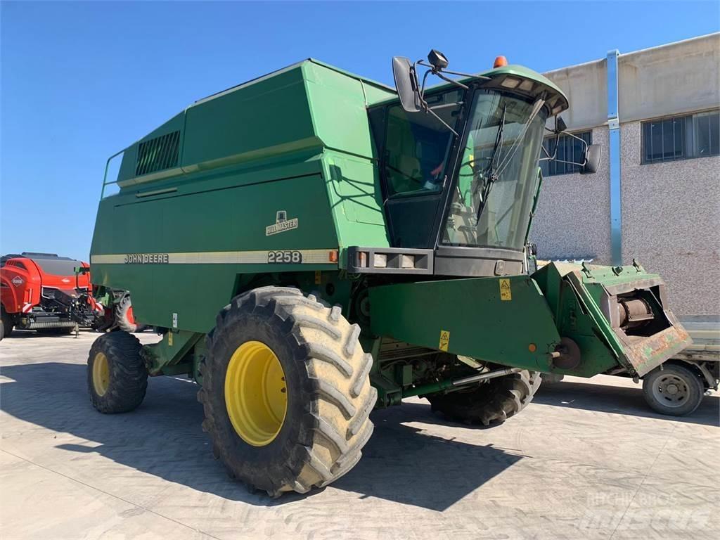 John Deere 2258 Зернозбиральні комбайни