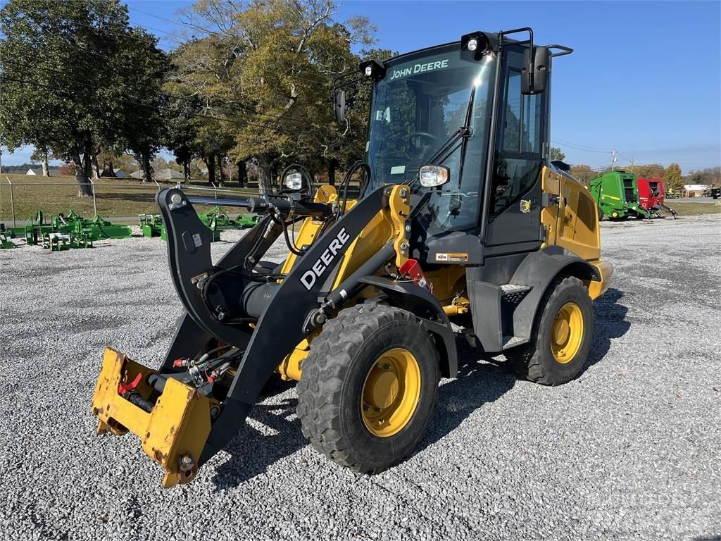 John Deere 244L Малі навантажувачі