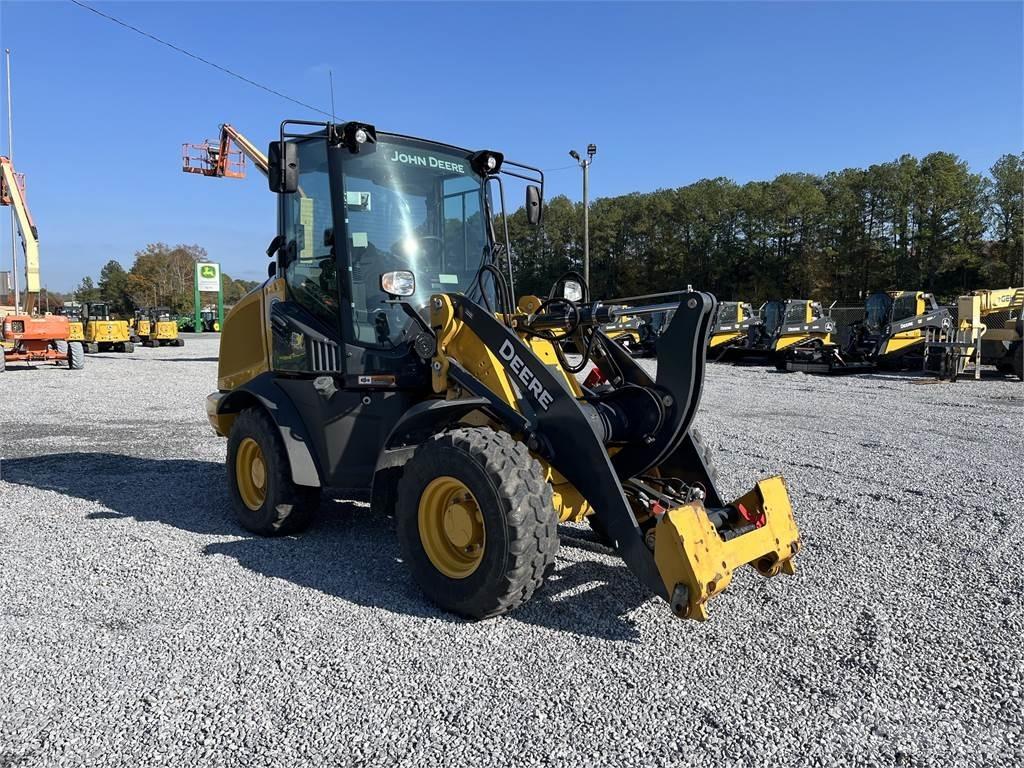 John Deere 244L Малі навантажувачі