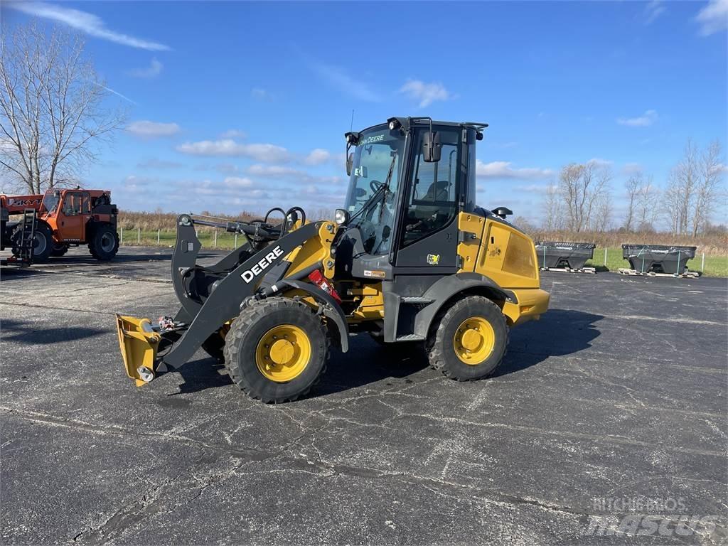 John Deere 244L Малі навантажувачі