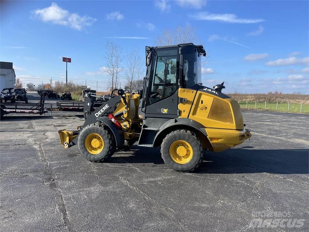John Deere 244L Малі навантажувачі