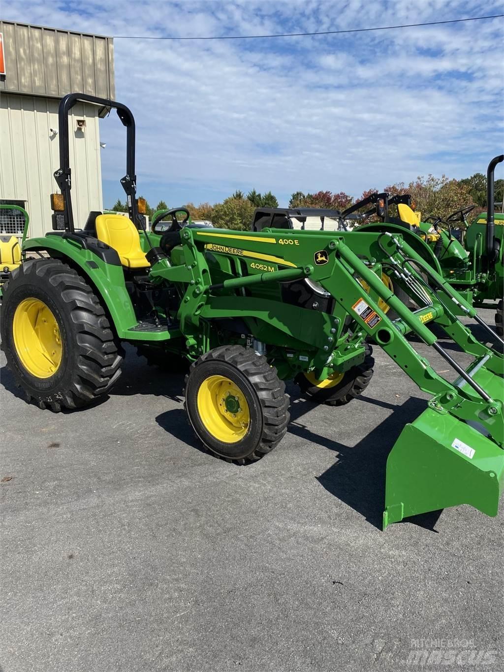 John Deere 4052M Трактори