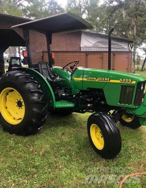 John Deere 5205 Трактори