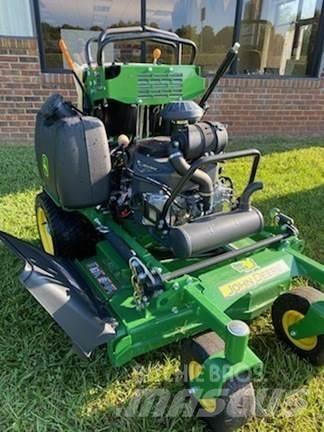 John Deere 636M Самохідні газонокосарки