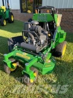 John Deere 636M Самохідні газонокосарки