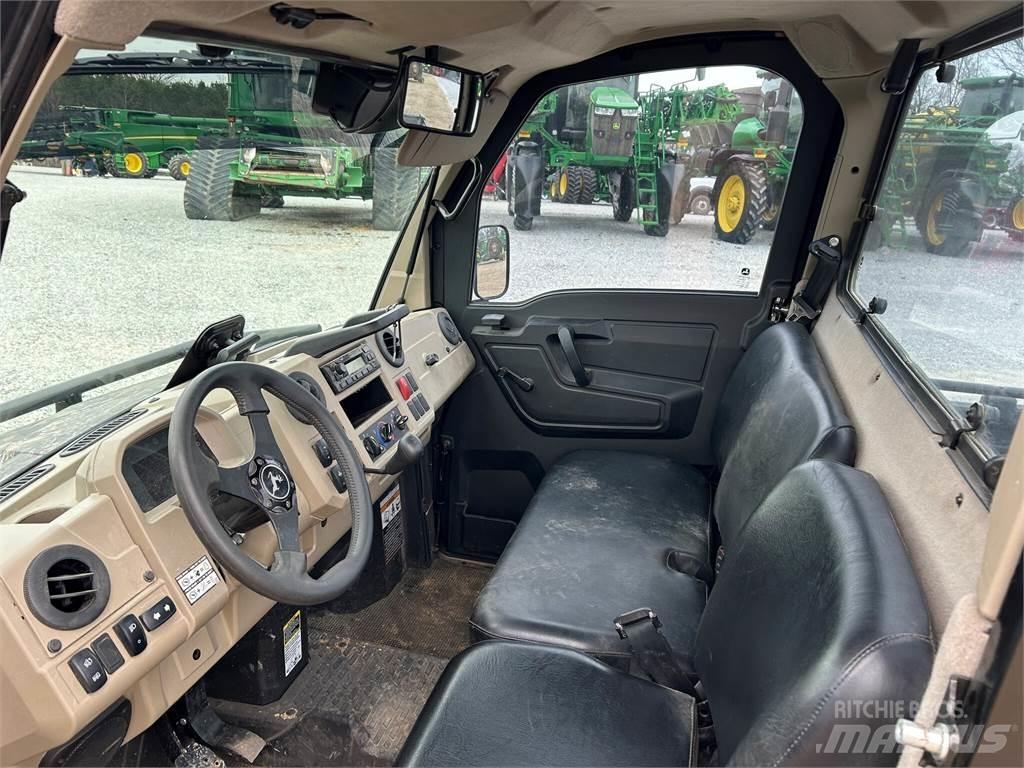 John Deere 835R Підсобні машини