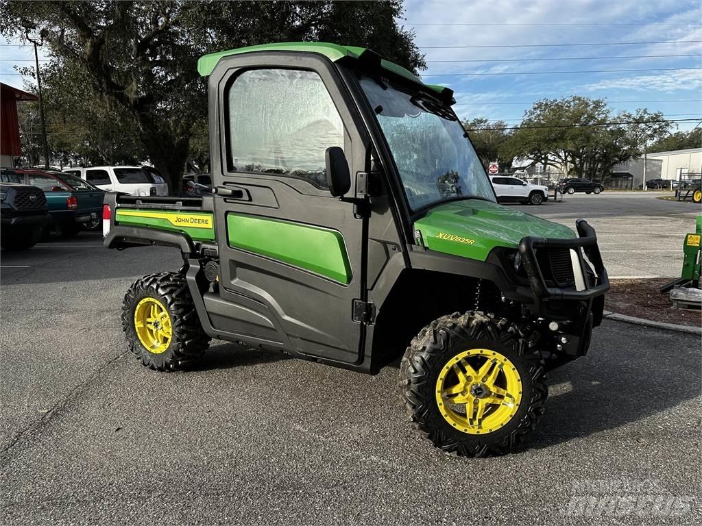 John Deere 835R Підсобні машини