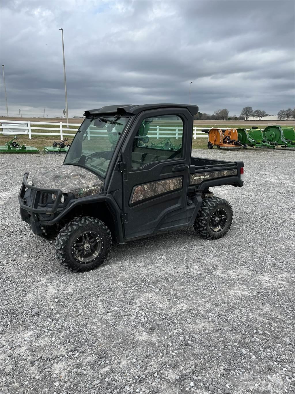 John Deere 835R Підсобні машини