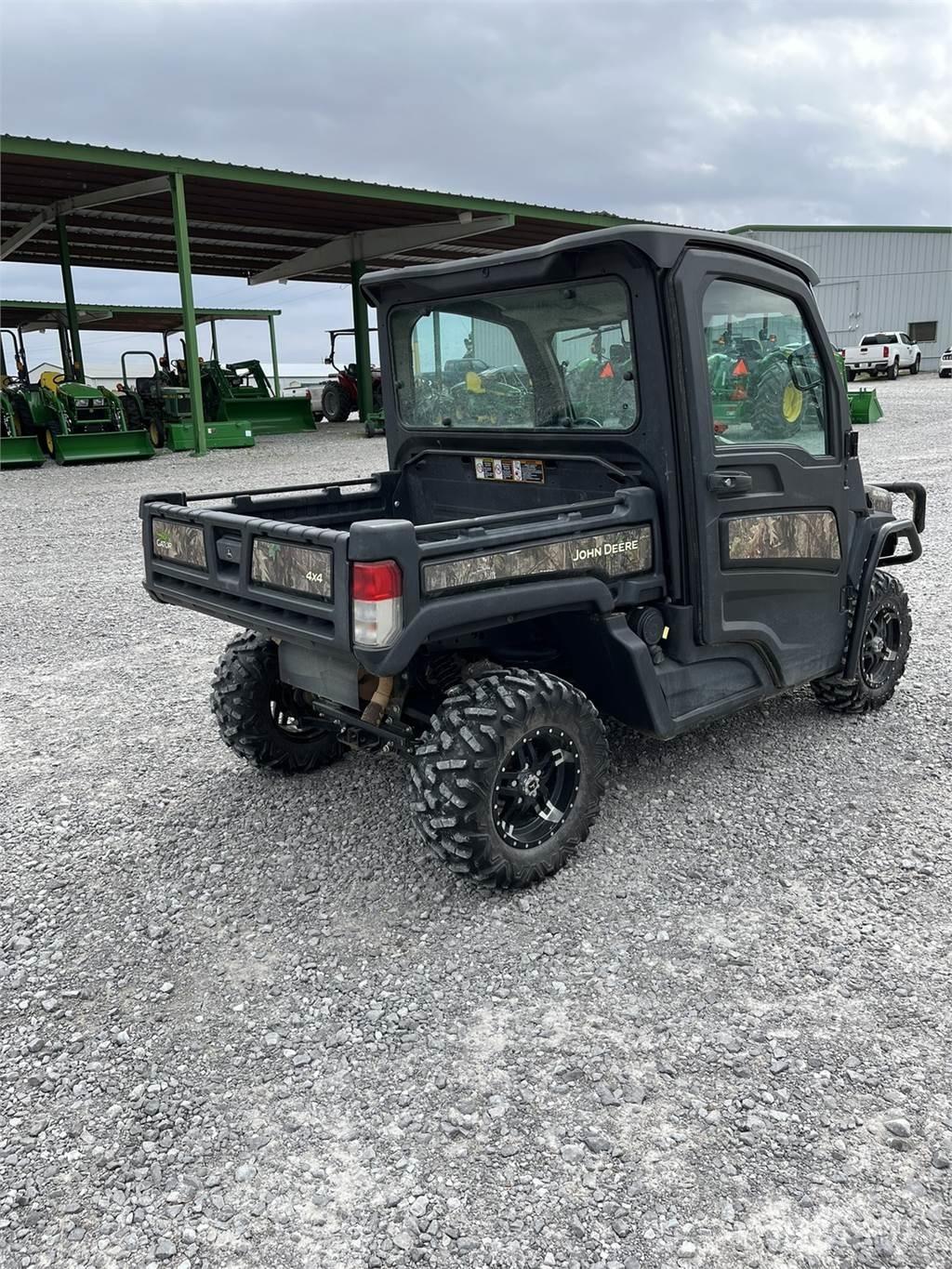 John Deere 835R Підсобні машини