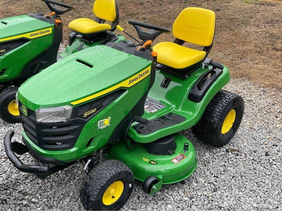 John Deere S220 Трактори