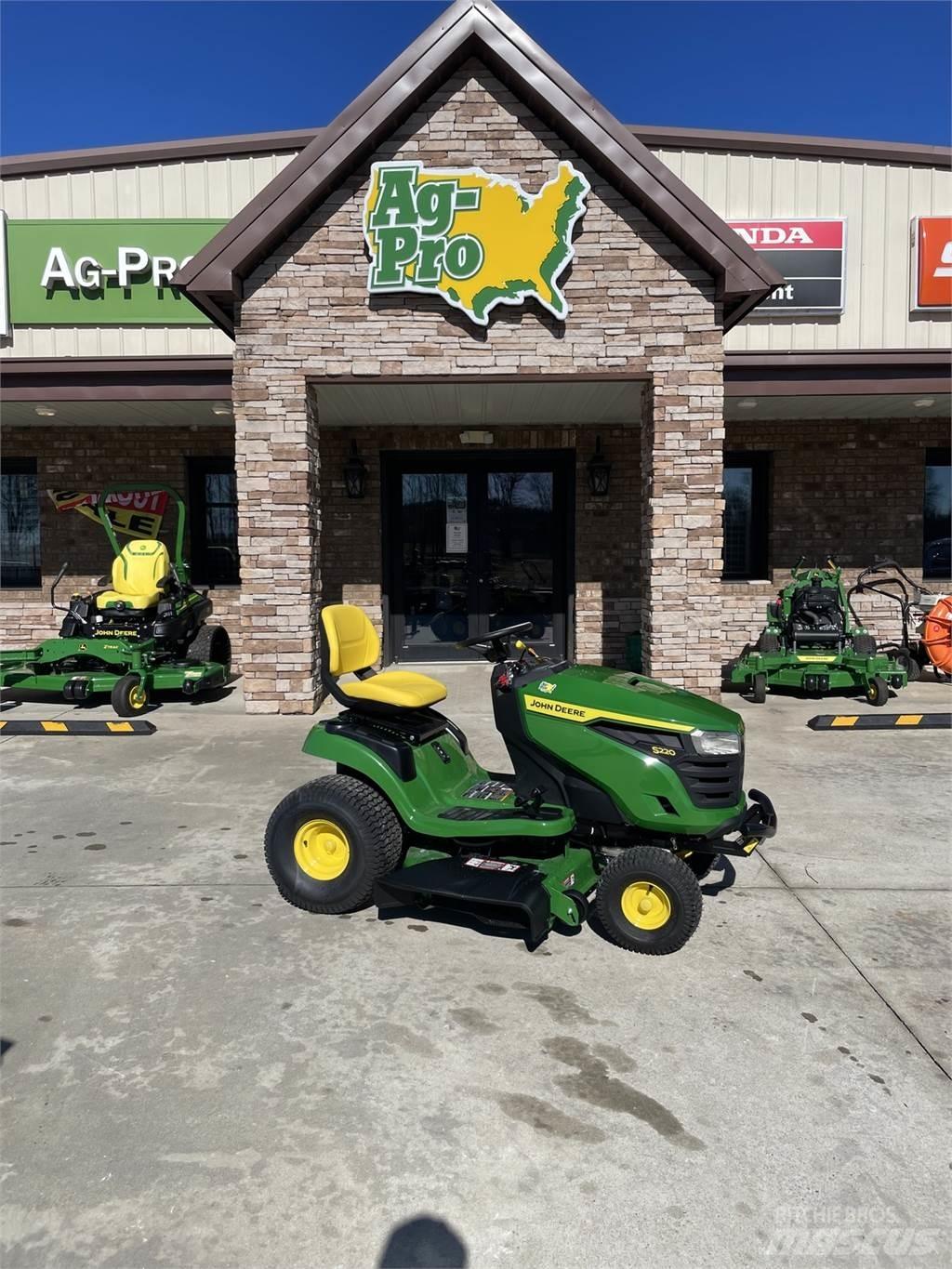 John Deere S220 Самохідні газонокосарки