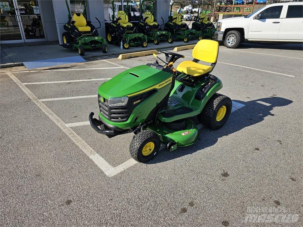 John Deere S220 Самохідні газонокосарки