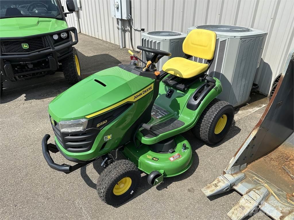 John Deere S220 Самохідні газонокосарки