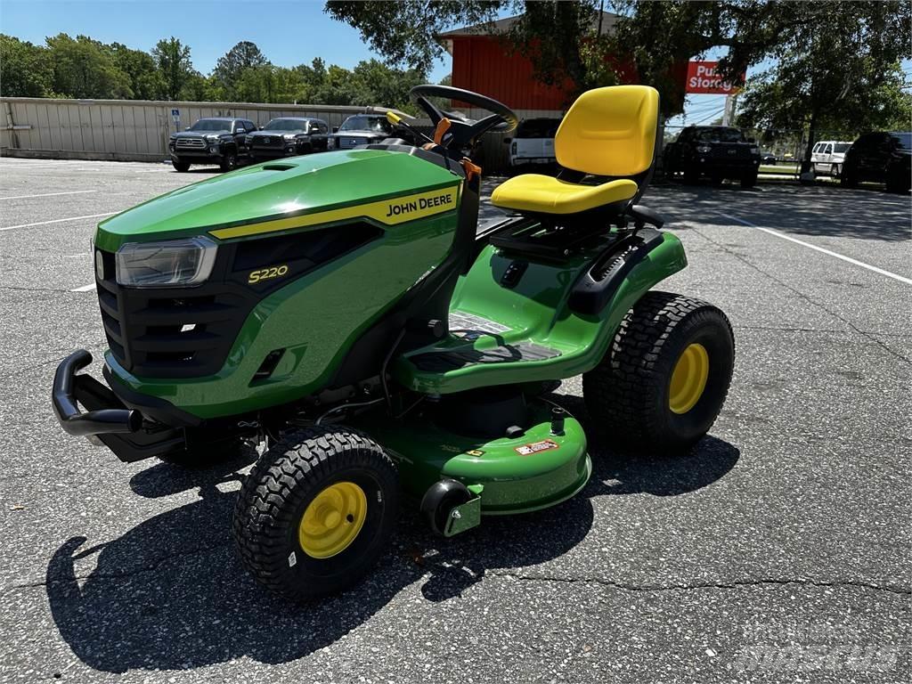 John Deere S220 Самохідні газонокосарки