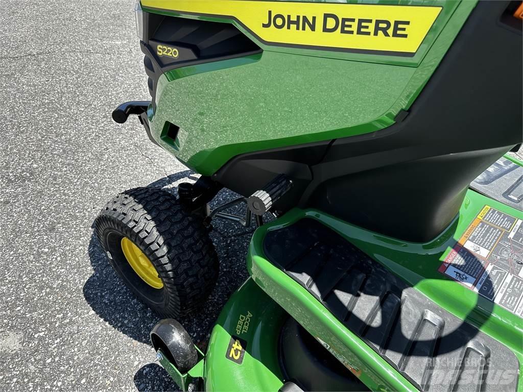 John Deere S220 Самохідні газонокосарки