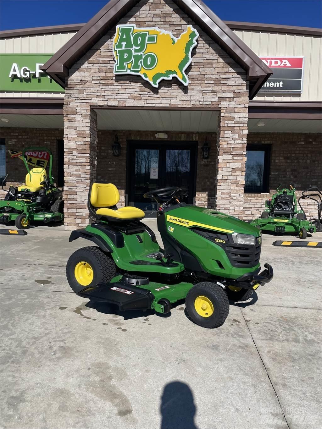 John Deere S240 Трактори