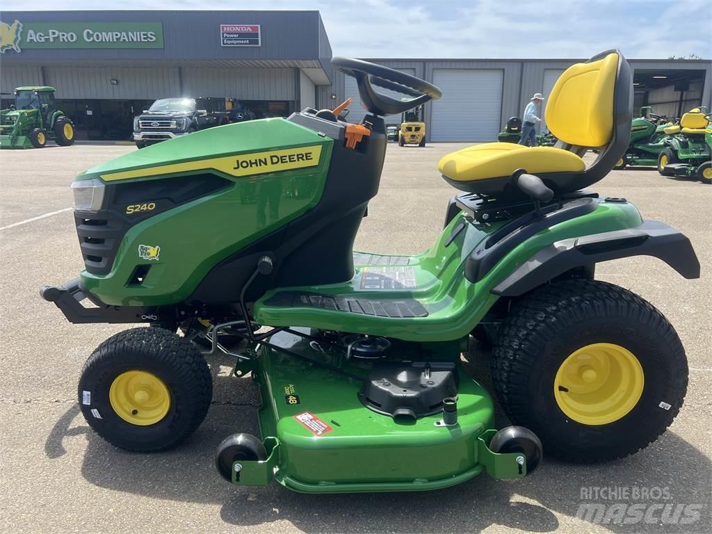 John Deere S240 Трактори