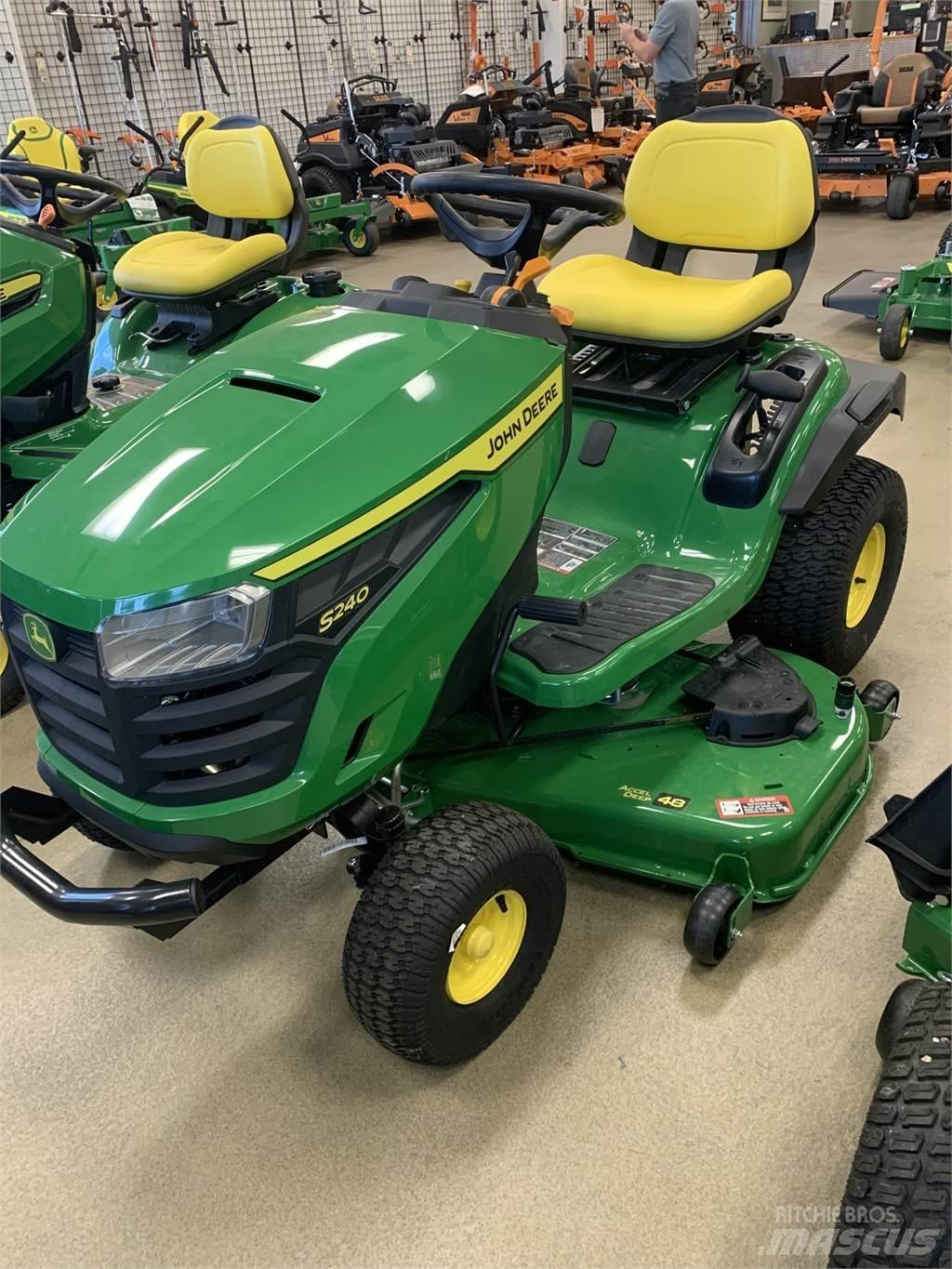 John Deere S240 Трактори