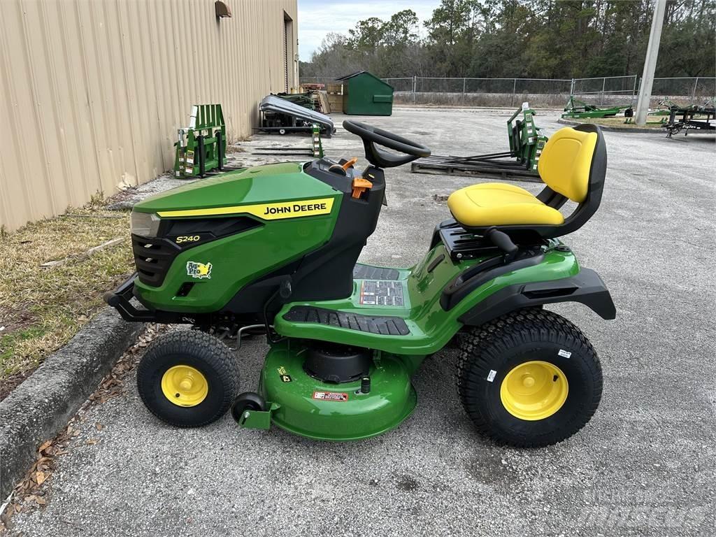 John Deere S240 Трактори