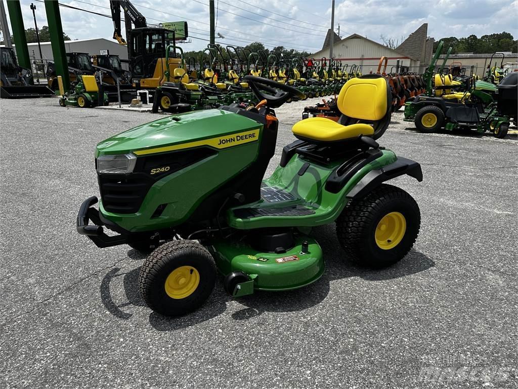 John Deere S240 Трактори