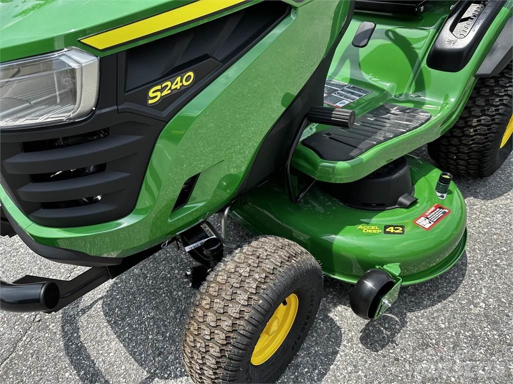 John Deere S240 Трактори
