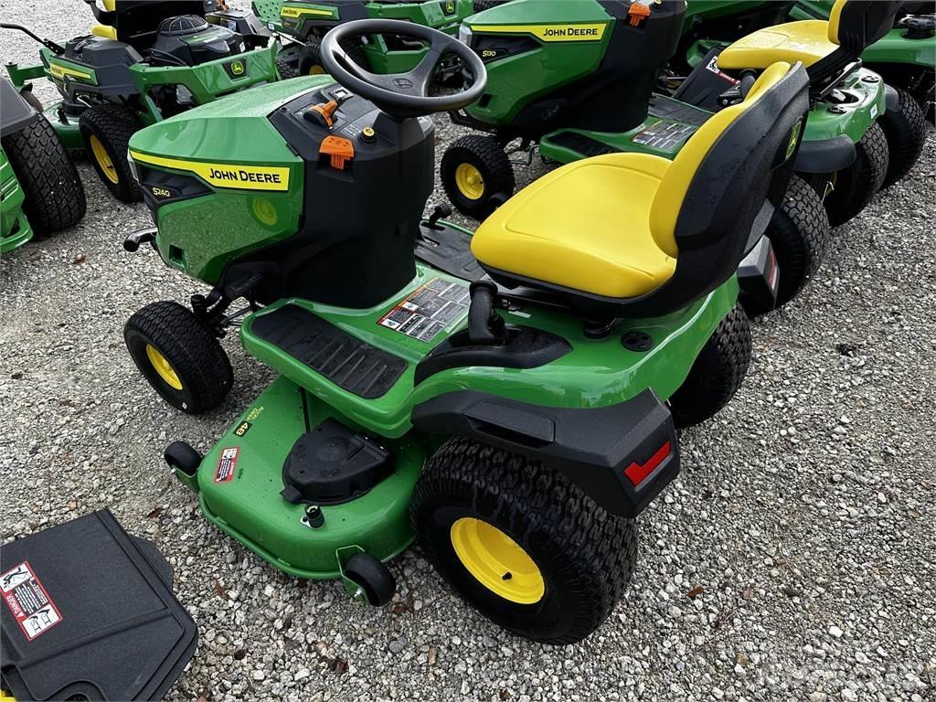 John Deere S240 Трактори
