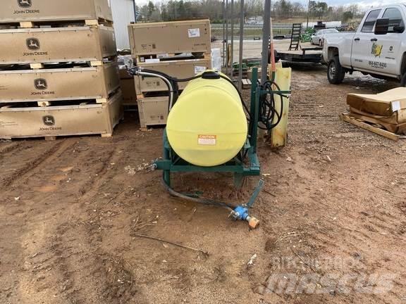 John Deere VN Причіпні обприскувачі