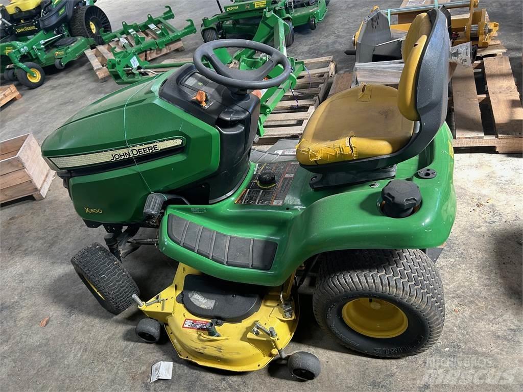 John Deere X300 Самохідні газонокосарки