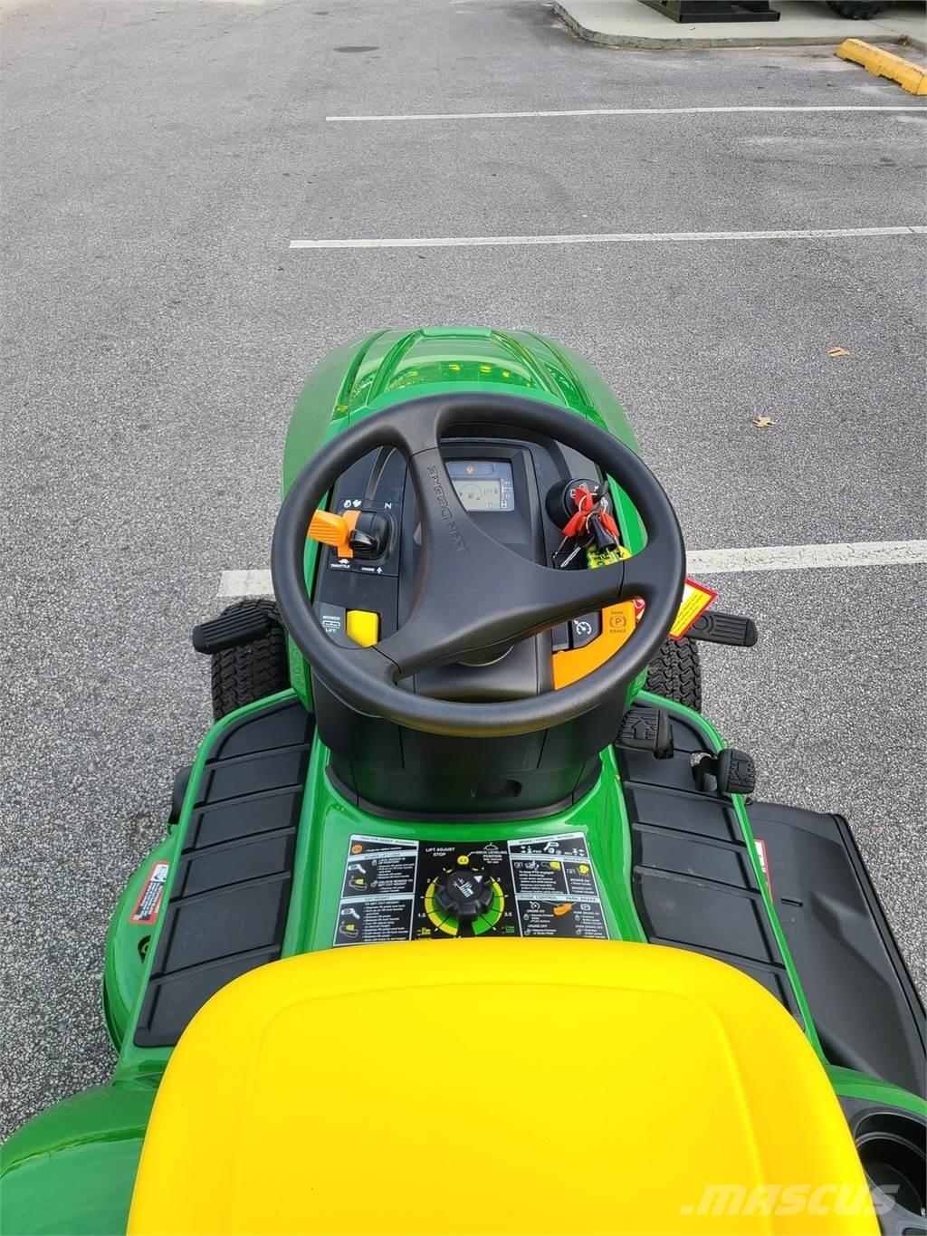 John Deere X330 Трактори