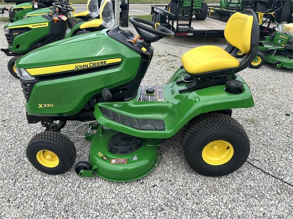 John Deere X330 Трактори