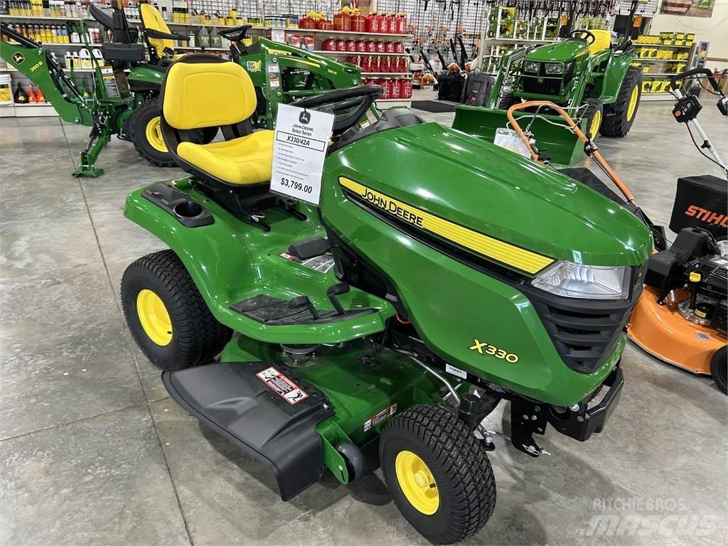John Deere X330 Трактори