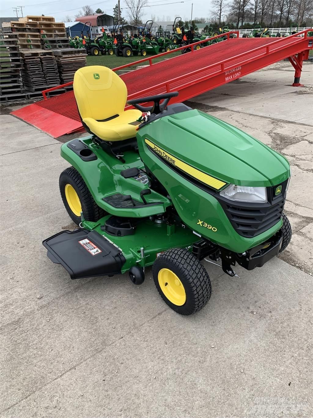 John Deere X390 Трактори