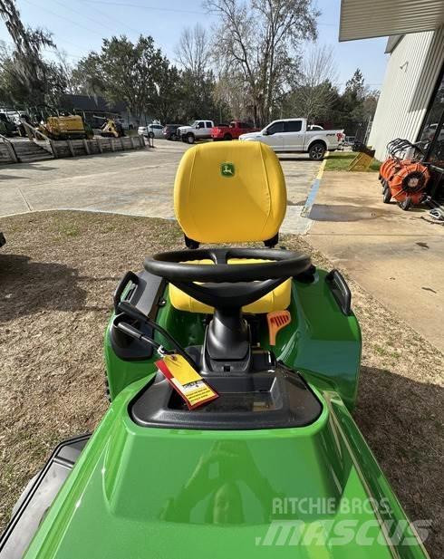 John Deere X739 Трактори