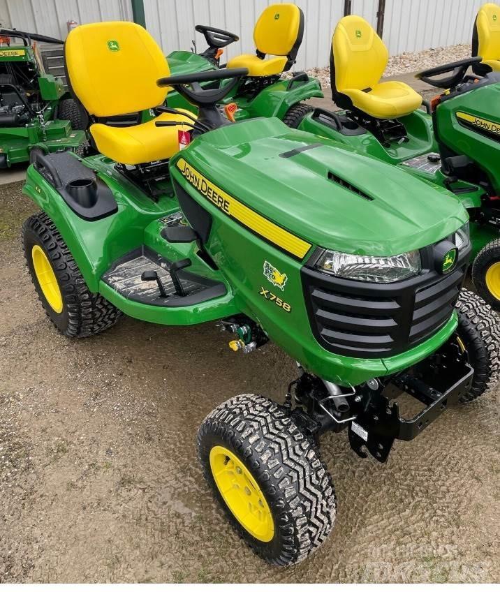 John Deere X758 Трактори