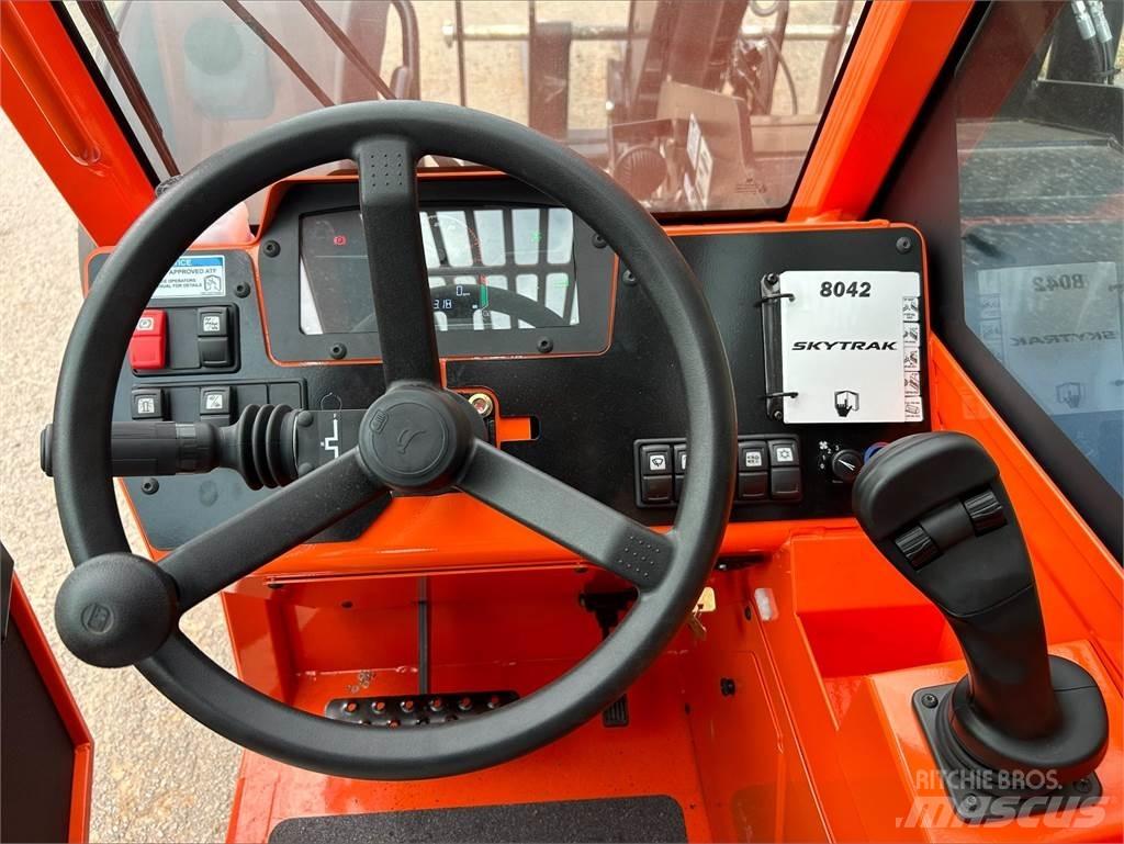 SkyTrak 8042 Телескопічні навантажувачі