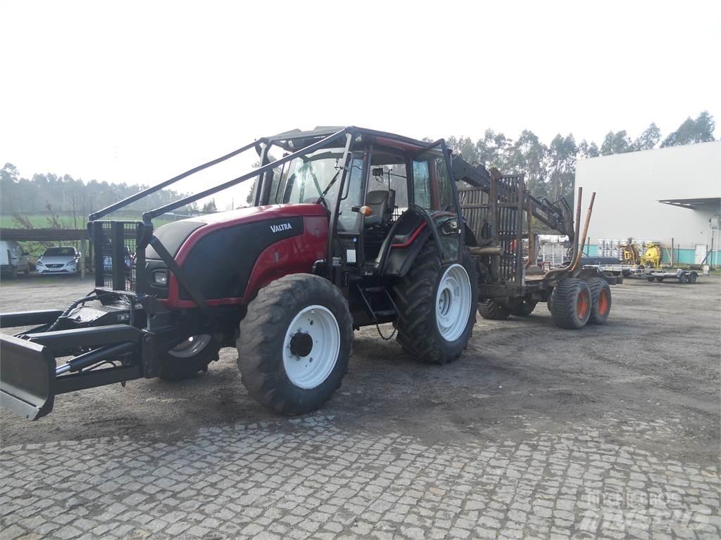Valtra T121 Крани-навантажувачі