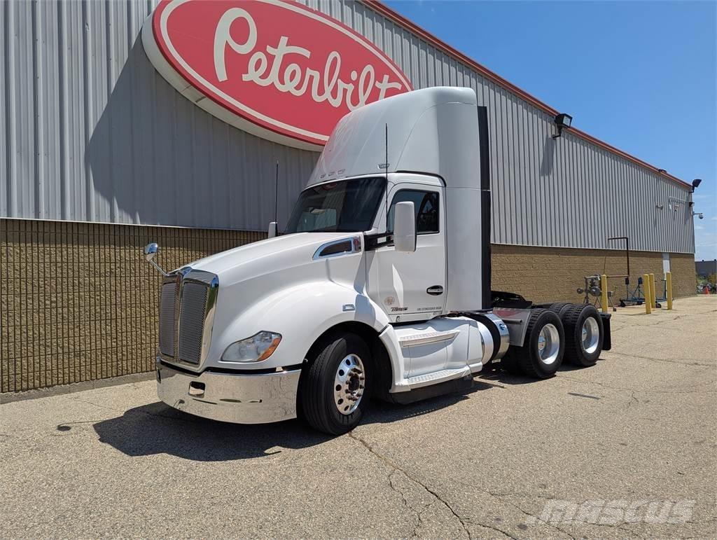 Kenworth T680 Тягачі