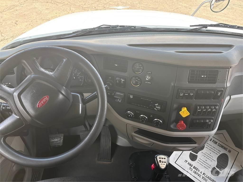 Peterbilt 567 Тягачі