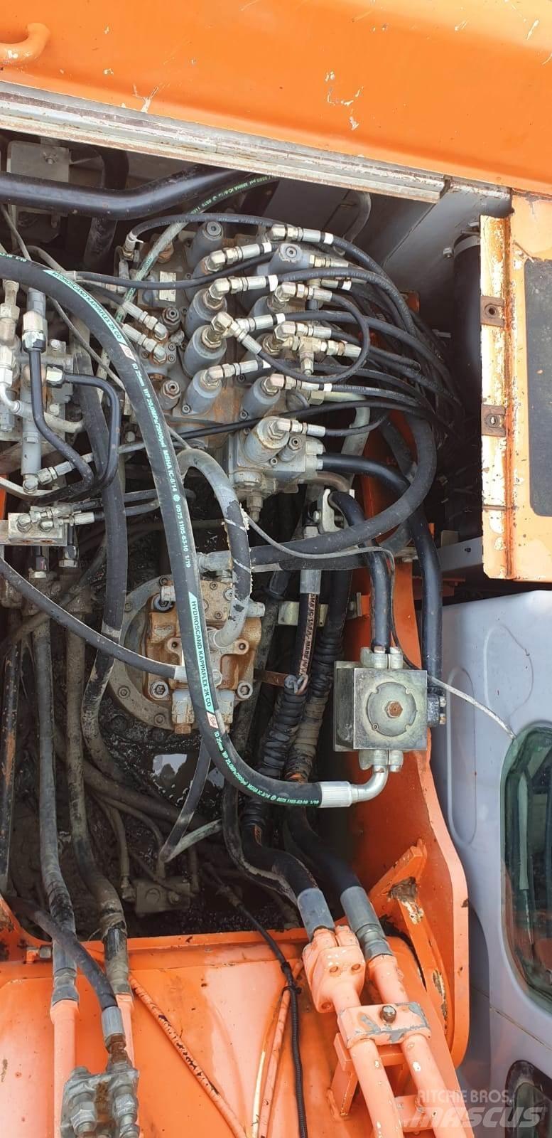 Kobelco E215LC Гусеничні екскаватори