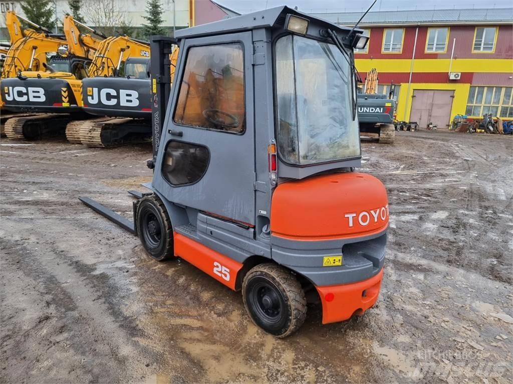 Toyota FD25 Дизельні навантажувачі