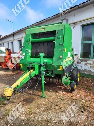 John Deere 852 Рулонні прес-підбирачі