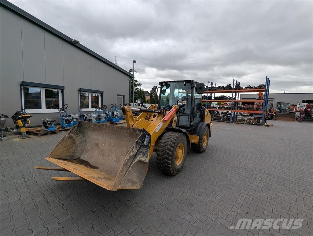 CAT 906 Фронтальні навантажувачі