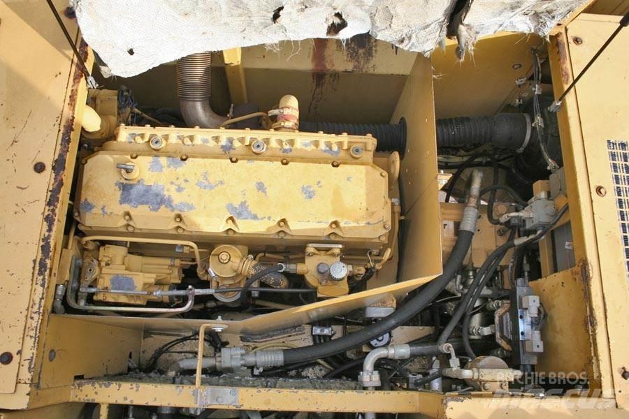 CAT 214B Колісні екскаватори