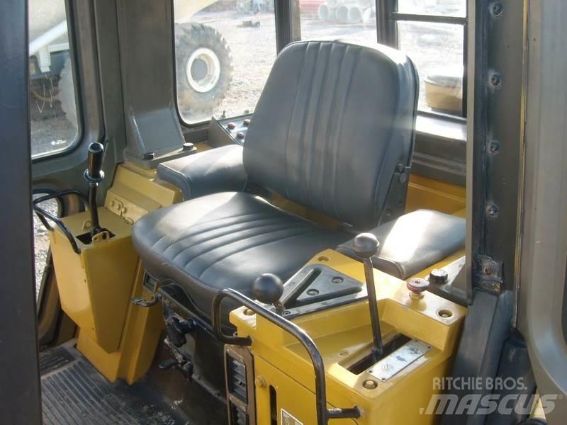 CAT 943 Гусеничні вантажники