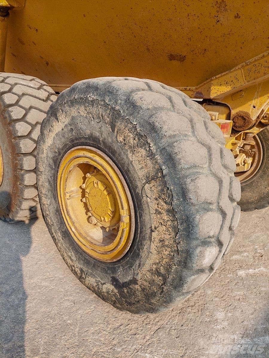 CAT D250E Зчленовані самоскиди