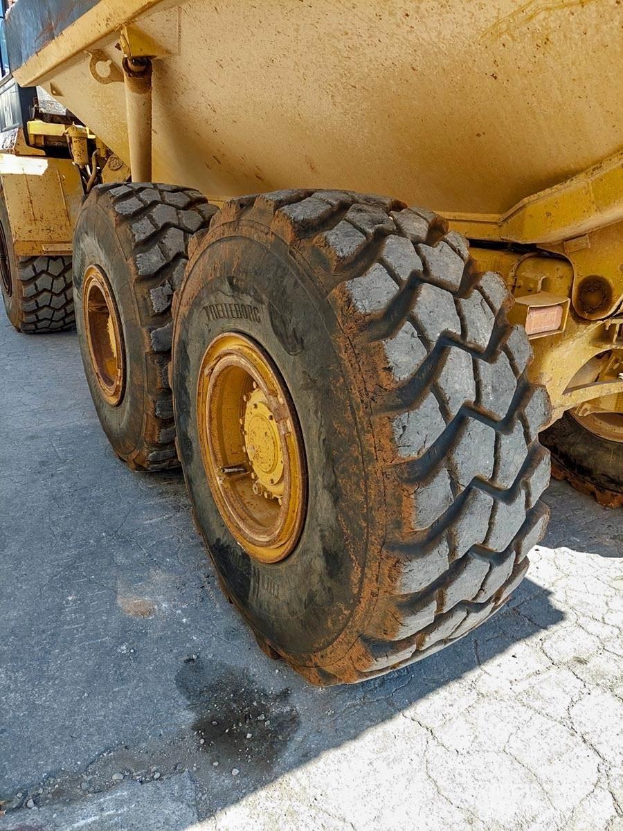 CAT D250E Зчленовані самоскиди