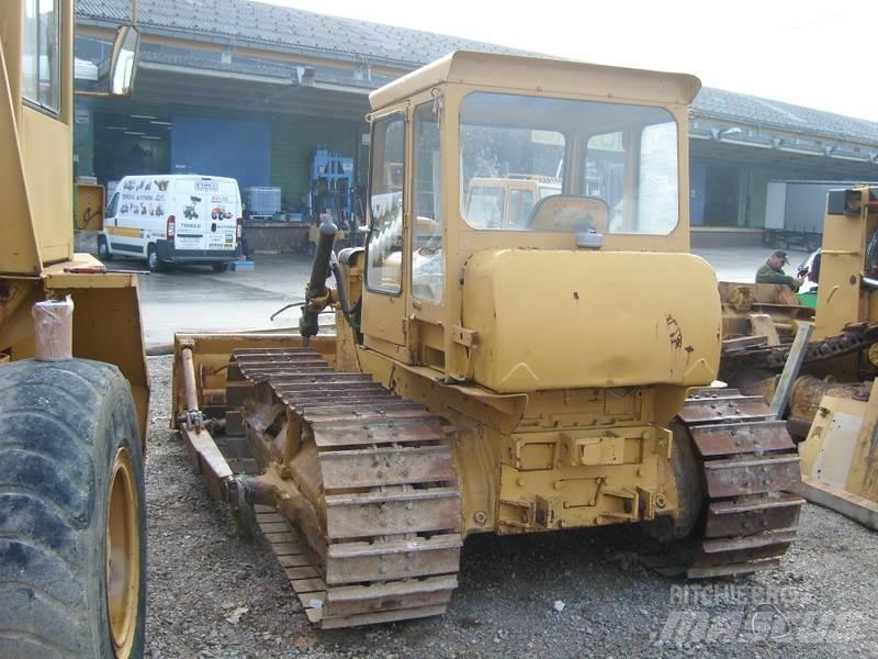 CAT D4 Гусеничні бульдозери